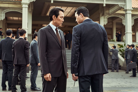 Lee Jung-jae, left and Jung Woo-sung during a scene from "Hunt." [JOONGANG ILBO]