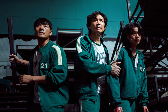 Lee Jung-jae, second from left, during a scene from "Squid Game" (2021). [JOONGANG ILBO]