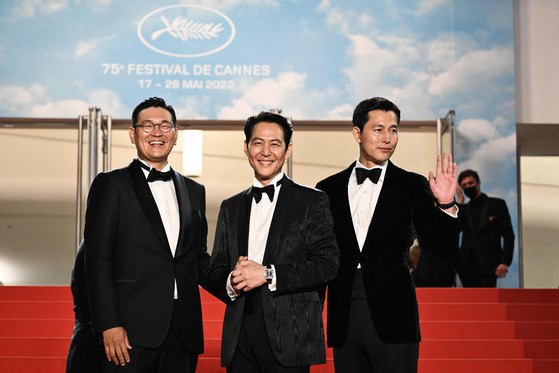 From left: "Hunt" cast members Jung Man-sik, Lee Jung-jae and Jung Woo-sung appear on the red carpet event at the 75th Cannes Film Festival in Cannes, southern France, on May 19 . [AFP/YONHAP]