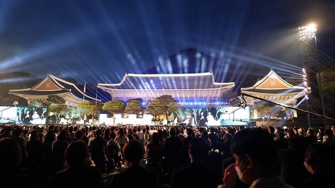 22일 청와대 본완 앞 정원에서 27년만에 열린음악회가 열렸다. 사진=연합뉴스