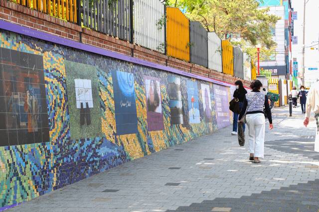 대구 서구 대성초등학교 외벽에 설치된 BTS 멤버 `뷔` 벽화거리. [사진 제공 = 서구청]