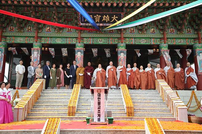 [서울=뉴시스]인도 부다가야에 건립된 분황사 대웅보전 현판식 기념사진. (사진=대한불교조계종 제공) 2022.05.22. photo@newsis.com  *재판매 및 DB 금지