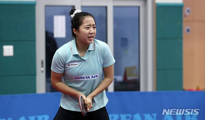 [인천=뉴시스] 이영환 기자 = 신유빈이 27일 오후 인천 서구 대한항공 탁구 선수단 훈련장에서 훈련을 하며 고통을 호소하고 있다. 재활 마무리 단계에 돌입한 신유빈은 내달 3일 미국에서 열리는 WTT 피더 시리즈를 통해 복귀할 예정이다. 2022.04.27. 20hwan@newsis.com