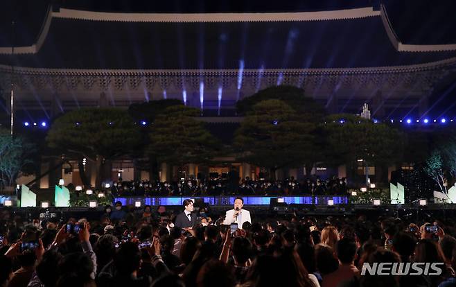 [서울=뉴시스] 전신 기자 = 윤석열 대통령이 22일 청와대 본관 앞 대정원에서 열린 KBS 열린음악회에서 인사말을 하고 있다. 2022.05.22. photo1006@newsis.com
