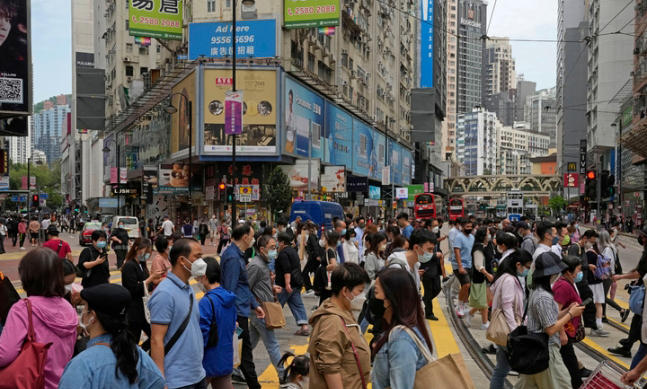 홍콩 시내에서 3일 신종 코로나바이러스 감염증(코로나19) 예방을 위해 마스크를 착용한 시민들이 횡단보도를 건너고 있다. 홍콩=AP뉴시스