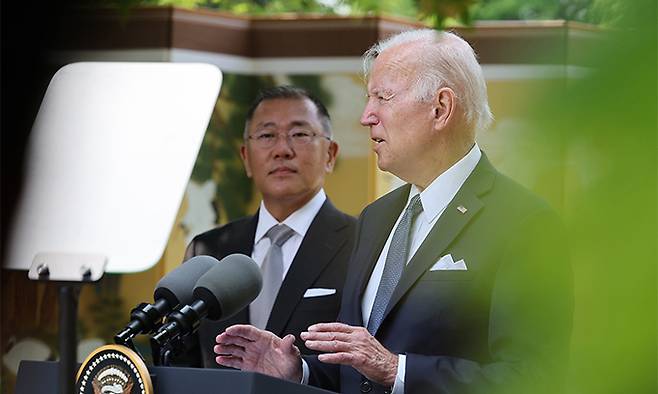 조 바이든 미국 대통령이 22일 방한 숙소인 서울 용산구 그랜드 하얏트 호텔에서 열린 정의선 현대차그룹 회장과의 면담 자리에서 연설을 하고 있다. 연합뉴스