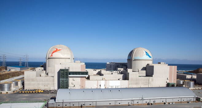 한국수력원자력이 22일 오전 11시께 경북 울진의 140만킬로와트(kW)급 원자력발전소인 신한울 1호기가 최초 임계에 도달했다고 밝혔다. 사진은 신한울 1·2호기. 한국수력원자력 제공