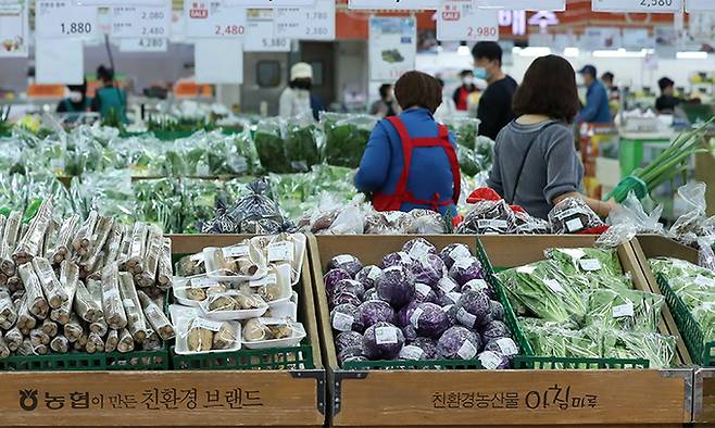 지난 20일 서울 서초구 농협하나로마트 양재점에서 시민들이 물품을 구매하고 있다. 뉴시스
