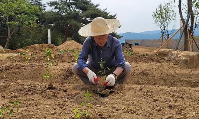 문재인 전 대통령과 평산마을 비서실이 사회관계망서비스(SNS)를 통해 지난 20일 문 전 대통령이 경남 양산시 하북면 평산마을 사저에서 밭일하는 모습을 공개했다. 연합뉴스