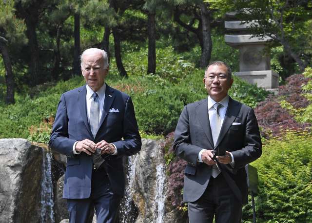 정의선(오른쪽) 현대자동차그룹 회장과 조 바이든 미국 대통령이 22일 오전 서울 그랜드하얏트호텔에서 환담하고 있다. 사진 제공=현대차그룹