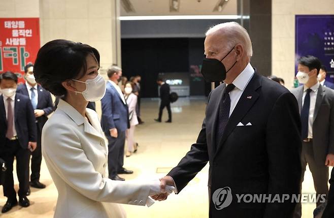 바이든 대통령과 악수하는 김건희 여사 (서울=연합뉴스) 조 바이든 미국 대통령이 21일 오후 서울 용산 국립중앙박물관에서 열린 환영 만찬에 앞서 김건희 여사와 악수하고 있다. 2022.5.21 [대통령실 제공, 재판매 및 DB 금지] seephoto@yna.co.kr