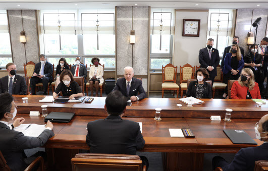 윤석열 대통령과 조 바이든 미국 대통령이 21일 서울 용산 대통령실 청사에서 확대 정상회담을 하고 있다. (사진=연합뉴스)