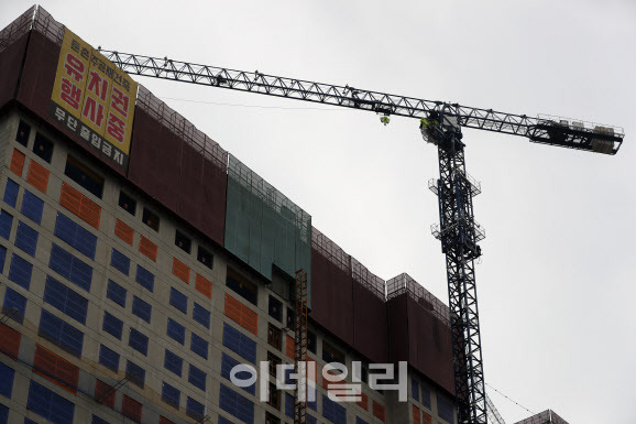 [이데일리 방인권 기자] 재건축 조합과 시공사업단간 갈등으로 공사가 중단된 서울 강동구 둔촌주공 재건축 현장에서 타워크레인이 해체작업을 시작한 것으로 알려진 가운데 18일 오전 서울 둔촌주공 재건축 사업 현장에 적막감이 흐르고 있다.