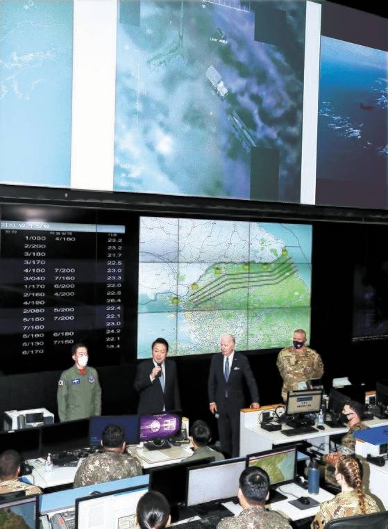 윤석열 대통령과 조 바이든 미국 대통령이 22일 오후 오산 미 공군기지의 항공우주작전본부(KAOC)를 함께 방문해 장병을 격려하고 있다. (사진=연합뉴스)