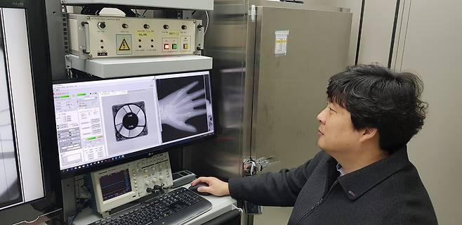 [ICT창의연구소] 디지털 엑스선(X-ray) 촬영물을 확인하는 모습(ETRI 제공)© 뉴스1