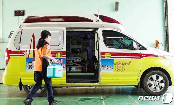 진천소방서가 폭염에서 군민안전을 지키기 위해 '쿨(COOL)한 구급차'를 운영한다.(진천소방서 제공)© 뉴스1
