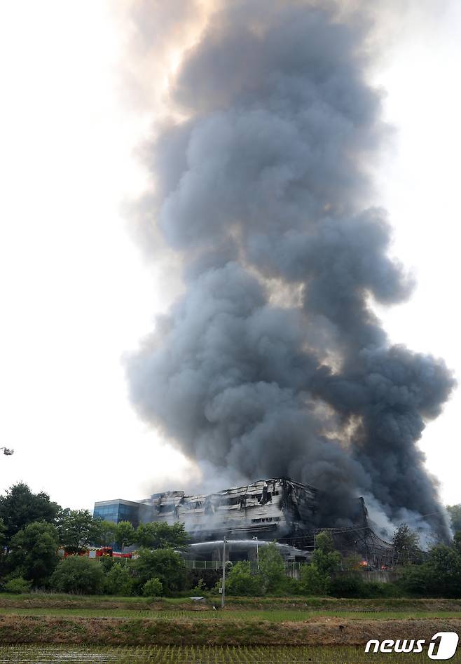 23일 오후 경기 이천시 마장면 이평리 소재 한 골프의류 물류센터에서 화재가 발생해 소방당국이 진화 작업을 벌이고 있다. 2022.5.23/뉴스1 © News1 김영운 기자