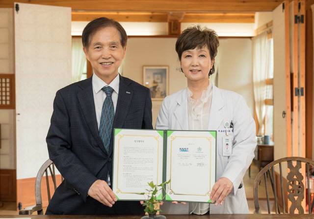 유경하 이화의료원장(오른쪽)과 KAIST 이광형 총장