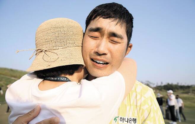 박은신(오른쪽)이 22일 끝난 한국프로골프(KPGA) 매치플레이 대회에서 프로 데뷔 13년 만에 투어 첫 우승을 차지한 뒤 어머니와 포옹하며 눈물을 흘리고 있다. /뉴시스