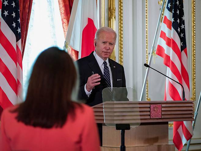 23일 조 바이든 미국 대통령이 도쿄에서 가진 미일 정상회담 이후 기자회견에서 중국의 타이완 침공시 미국이 군사적 개입할 것이냐는 질문에 군사적 개입은 "우리가 맺은 약속"이라고 말하고 있다. /로이터 연합뉴스