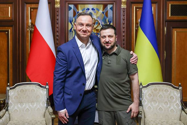 안제이 두다(왼쪽) 폴란드 대통령과 볼로디미르 젤렌스키 우크라이나 대통령. /로이터 연합뉴스
