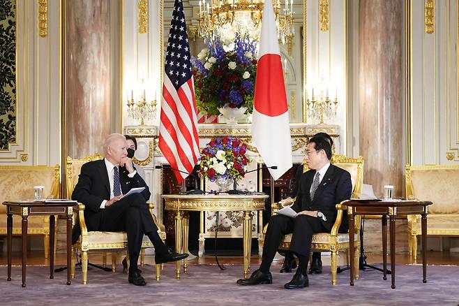 조 바이든 미국 대통령과 기시다 후미오 일본 총리가 23일 일본 도쿄 영빈관에서 회담하고 있다. /연합
