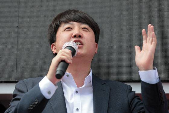 이준석 국민의힘 상임선대위원장이 21일 강원도 원주 중원전통시장 인근에서 집중 유세 중 연설하고 있다. 2022.5.21 뉴스1