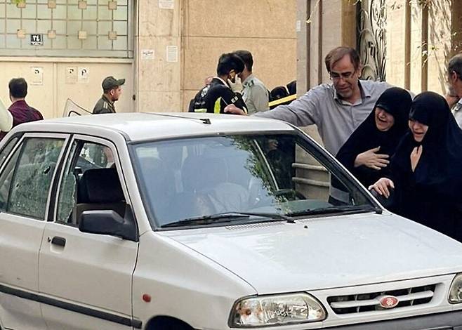 22일 이란 혁명수비대의 사야드 호다에이 대령의 시신이 놓여 있는 기아 프라이드 차량 앞에서 유족들이 슬피 울고 있다. 테헤란/ IRGC/WANA (West Asia News Agency) 로이터 연합뉴스