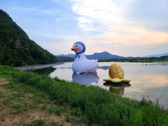 경북 상주시가 23일 경천섬 일대 낙동강 수상에 설치한 대형 오리와 오리알의 조형물이 전시돼 있다. 상주시 제공