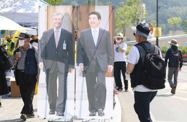 노무현 전 대통령 서거 13주기 추모제가 엄수되는 23일 경남 김해시 진영읍 봉하마을에 노 전 대통령과 문재인 전 대통령의 사진이 걸려 있다. 연합뉴스