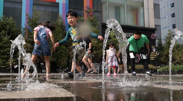 초여름 날씨가 이어지고 있는 가운데 지난 22일 서울 중구 현대시티아울렛 동대문점 바닥 분수대에서 어린이들이 물놀이를 하고 있다. 뉴스1