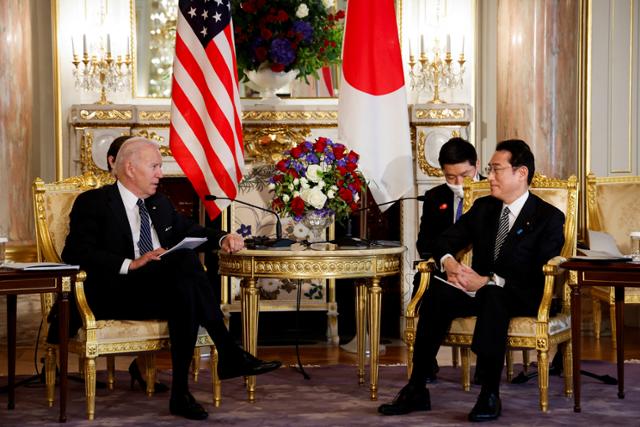 일본을 방문한 조 바이든(왼쪽) 미국 대통령이 기시다 후미오 일본 총리와 23일 수도 도쿄 모토아카사카에 있는 영빈관에서 양자 정상회담을 하고 있다. 도쿄=로이터 연합뉴스