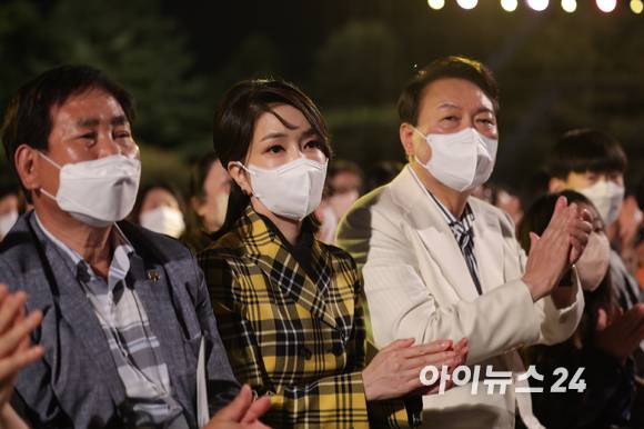 윤석열 대통령과 김건희 여사가 22일 청와대 본관 앞 대정원에서 열린 KBS 열린음악회를 찾아 공연을 관람하고 있다.  [사진=대통령실 제공]