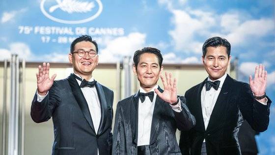 영화 ‘헌트’ 시사회에 참석한 홍정인 메가박스 중앙㈜플러스엠 대표, 이정재 감독, 배우 정우성(왼쪽부터)이 인사하고 있다. [뉴스1]