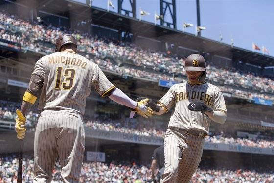 23일 샌프란시스코전에서 득점한 뒤 매니 마차도(왼쪽)과 손바닥을 마주치는 샌디에이고 김하성. [AP=연합뉴스]