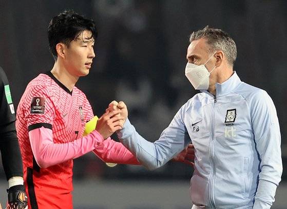 EPL 최고 골잡이 손흥민(왼쪽)을 얻은 파울루 벤투 한국 축구대표팀 감독, [뉴스1]