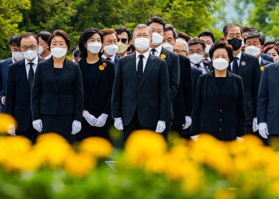 문재인 전 대통령 부부와 권양숙 여사, 정세균 노무현재단 이사장 등이 23일 경남 김해 봉하마을에서 열린 고 노무현 전 대통령 서거 13주기 추도식을 마친 후 참배를 위해 묘역으로 이동하고 있다. 뉴스1