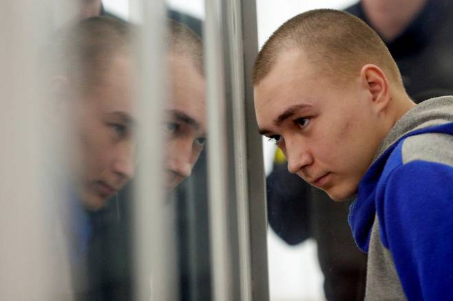 23일(현지시간) 우크라이나 키이우 법원에서 우크라이나 민간인 사살 혐의로 구속기소 된 러시아군 바딤 쉬시마린(21)이 선고를 듣고 있다. 로이터연합뉴스