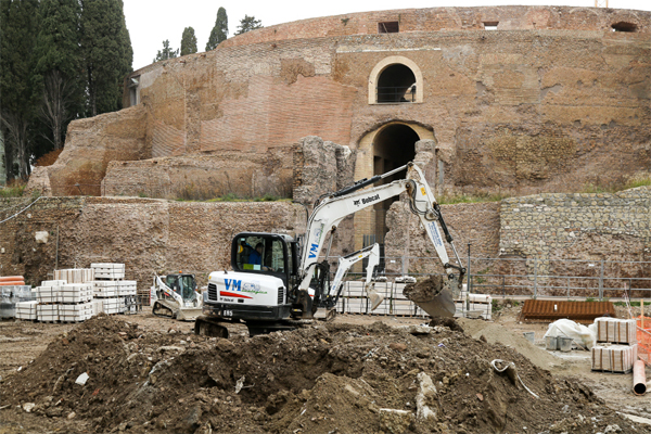 이탈리아 로마 아우구스투스 영묘에서 두산밥캣 굴착기(E85)가 유물을 발굴하고 있다. [사진 제공 = 두산밥캣]