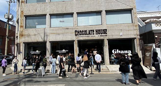 롯데제과가 초콜릿을 주제로 한 디저트 카페 콘셉트 팝업스토어를 5월 29일까지로 연장한다고 밝혔다. (롯데제과 제공)