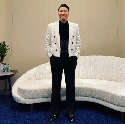 Singer PSY (PSY) caught the eye with a wonderful visual.On the 23rd, Cyay posted a picture on his instagram with an article entitled GM # Self-Management.He was dressed in a neat suit and had a dandy charm, his mouth shut and a bright smile. He showed off his perfect fit in a slim figure.Previously, Cyay received a mischievous evaluation from fans every time he revealed his recent loss of weight.Fans who miss his appearance responded to this photo such as It is still far, Eat more and It is good to see.Meanwhile, Cyay made a comeback on the 29th of last month with his regular 9th album Sada 9 and the title song That That (prod. & feat. SUGA of BTS).