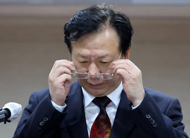 정호영 보건복지부 장관 후보자가 23일 밤 후보직에서 사퇴했다. 사진은 지난달 17일 서울 중구 국립중앙의료원 대강당에서 최근 제기된 자녀 관련 의혹 등에 대한 설명에 앞서 안경을 쓰고 있는 정 후보자의 모습. [연합]