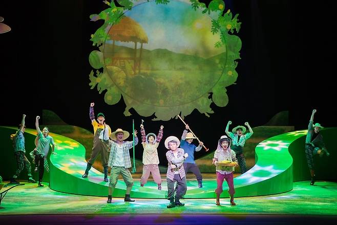 [서울=뉴시스]뮤지컬 '수박 수영장' 공연 사진. (사진=에이엠컬처/국립박물관문화재단 제공) 2022.05.22. photo@newsis.com *재판매 및 DB 금지