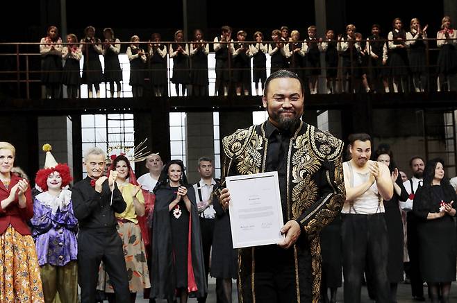 [서울=뉴시스]지난 22일(현지시간) 독일 쾰른 오페라 극장에서 열린 베이스 바리톤 사무엘 윤의 '궁정가수(KS)' 수여식. (사진=아트앤아티스트 제공) 2022.05.23. photo@newsis.com *재판매 및 DB 금지