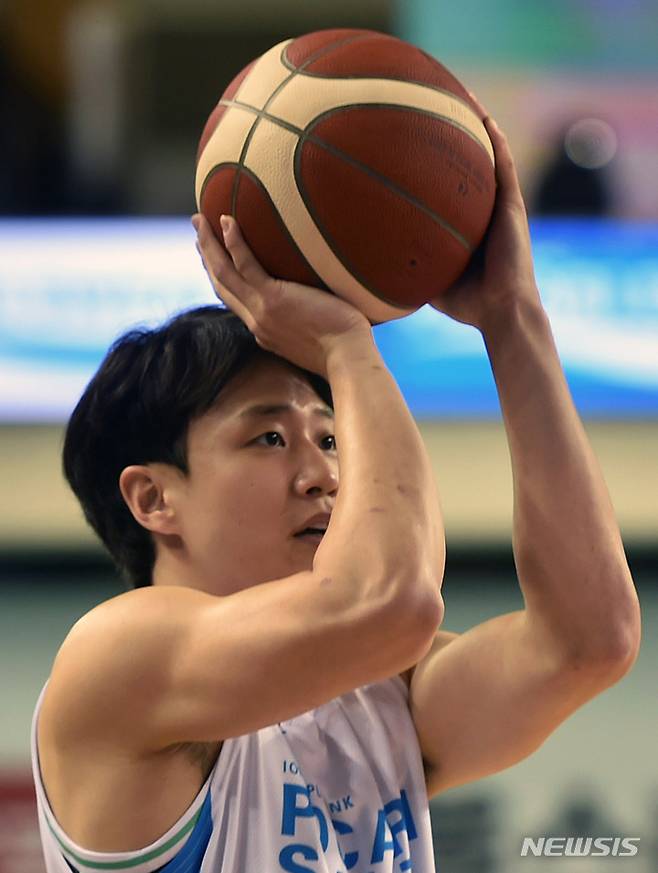 [대구=뉴시스] 이무열 기자 = 허웅(DB)이 16일 오후 대구체육관에서 열린 ‘2021~2022 KGC인삼공사 정관장 프로농구 올스타전’에서 포카리스웨트 3점슛 콘테스트 예선전에 참가하고 있다. 2022.01.16. lmy@newsis.com