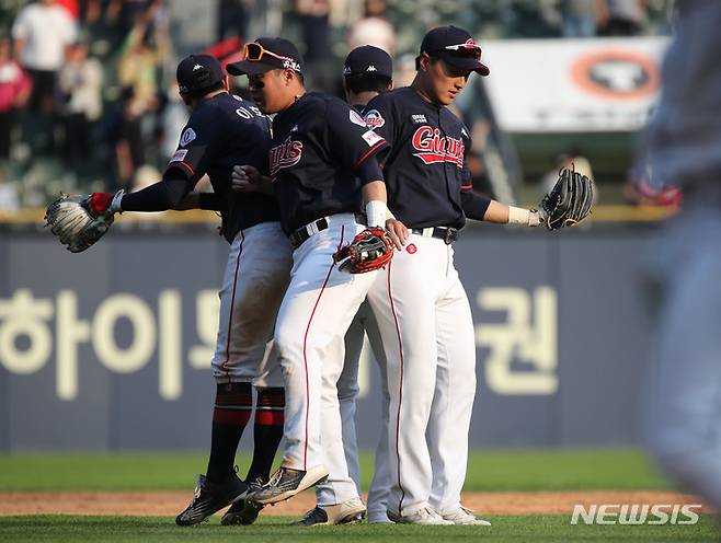 [서울=뉴시스] 권창회 기자 = 22일 오후 서울 송파구 잠실야구장에서 열린 2022 프로야구 롯데 자이언츠와 두산 베어스의 경기, 5-4로 역전승 한 롯데 선수들이 기뻐하고 있다. 2022.05.22. kch0523@newsis.com