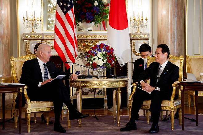 일본을 방문한 조 바이든 미국 대통령(왼쪽·79)이 기시다 후미오 일본 총리(64)와 23일 수도 도쿄 아카사카에 있는 영빈관에서 양자 정상회담을 하고 있다.   로이터 도쿄=연합뉴스