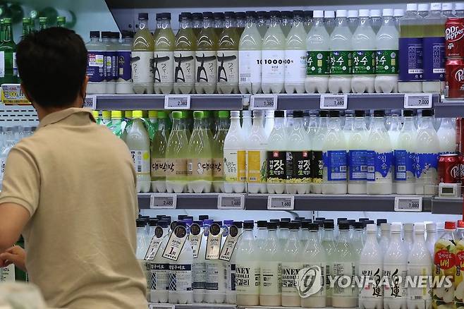 막걸리가 놓인 마트의 주류코너 [연합뉴스 자료사진. 재판매 및 DB 금지]