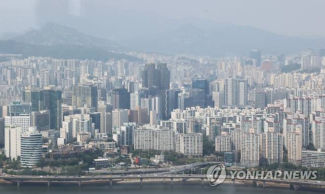 정부 "분양가 상한제 개편 착수…폐지·축소 아닌 기준 합리화" (서울=연합뉴스) 류효림 기자 = 새 정부가 국정과제 가운데 하나로 분양가 상한제 개편 논의에 착수한 가운데 제도 개선 수위는 상한제 폐지나 대상 지역 축소 등 제도 전반에 걸친 변화가 아닌 기준을 합리화하는 '미세 조정'이 될 전망이다. 국토교통부 고위 관계자는 22일 연합뉴스에 "분양가 상한제 개편 취지는 재건축·재개발 등 정비사업을 활성화해 도심 내 주택공급을 확대하기 위한 것"이라며 "이들 사업의 '손톱 밑 가시'를 빼주는 것이 목표이며 상한제 대상 지역을 축소하거나 제도 자체를 무력화할 계획은 없다"고 말했다. 사진은 22일 서울 여의도 63스퀘어에서 바라본 서울 시내 아파트 모습. 2022.5.22 ryousanta@yna.co.kr