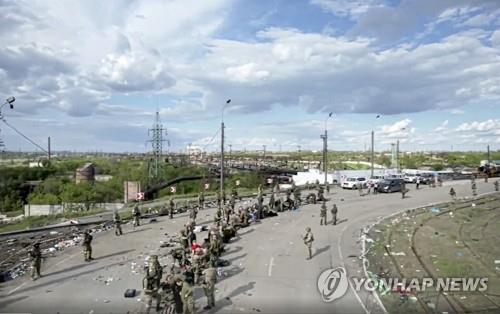 투항 후 줄지어 몸수색 받는 우크라이나 군인들  [AP 연합뉴스 자료사진. 재판매 및 DB 금지]